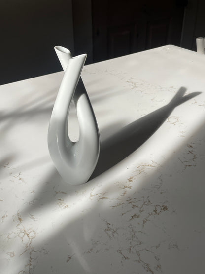 White Porcelain Crossed Vase by Fritz Heidenreich, 1950’s Germany Munstabteilung Selb
